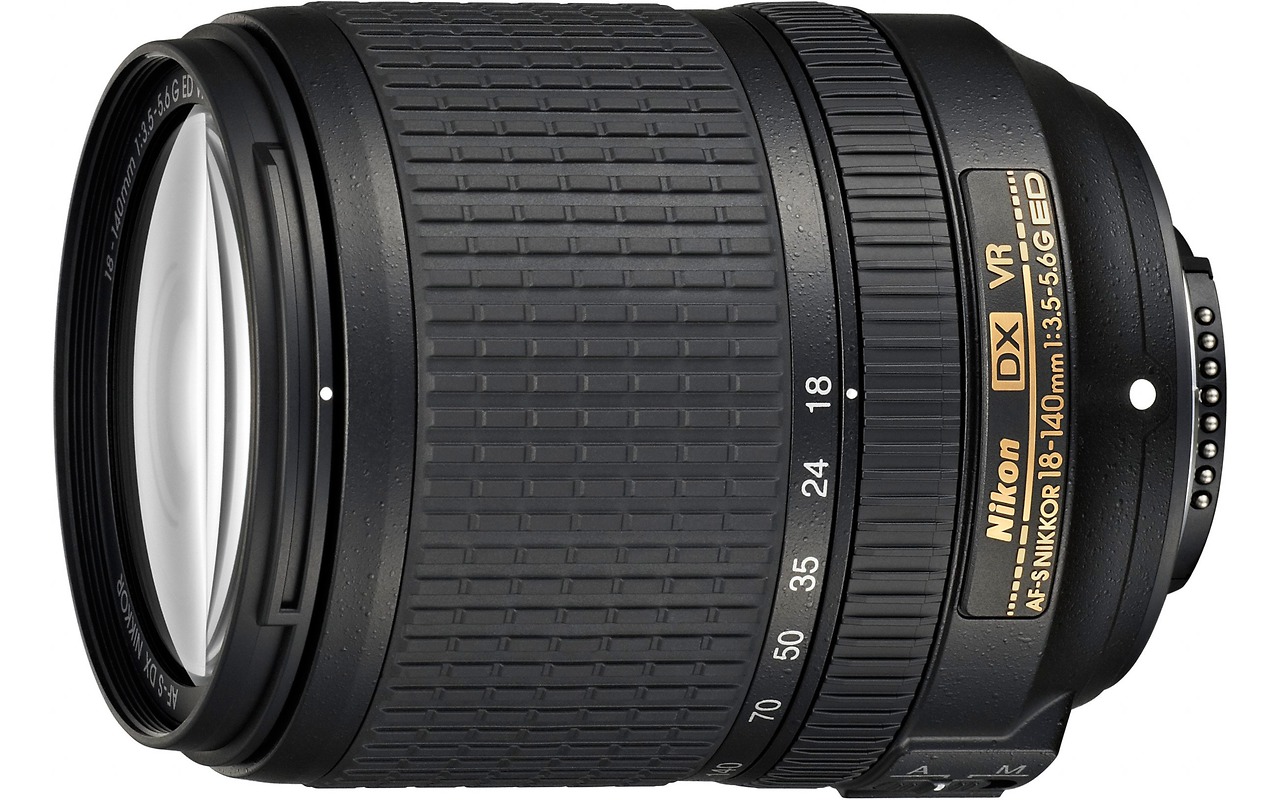 Nikkor 18-140mm f/3.5-5.6G ED VR DX AF-S / JAA819Db