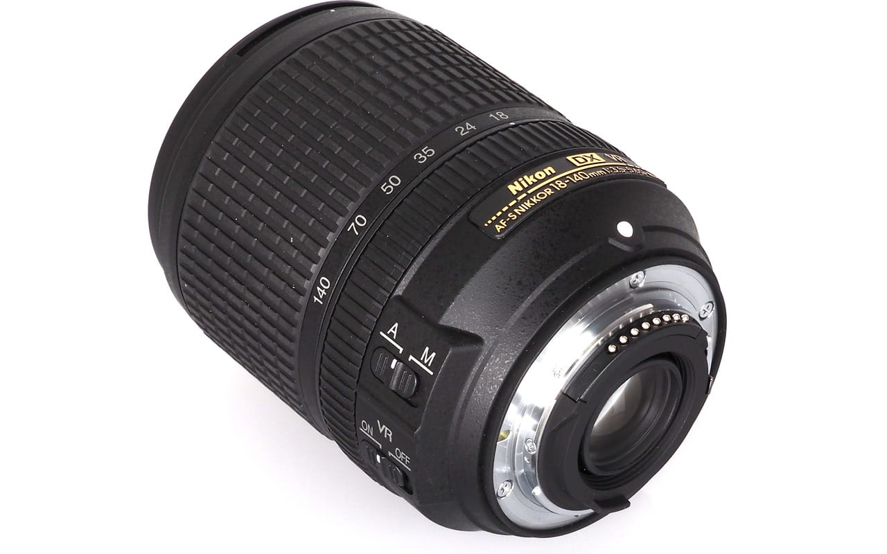 Nikkor 18-140mm f/3.5-5.6G ED VR DX AF-S / JAA819Db