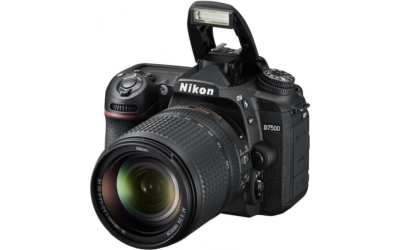 Nikon D7500 + 18-140 VR / VBA510K002 Black