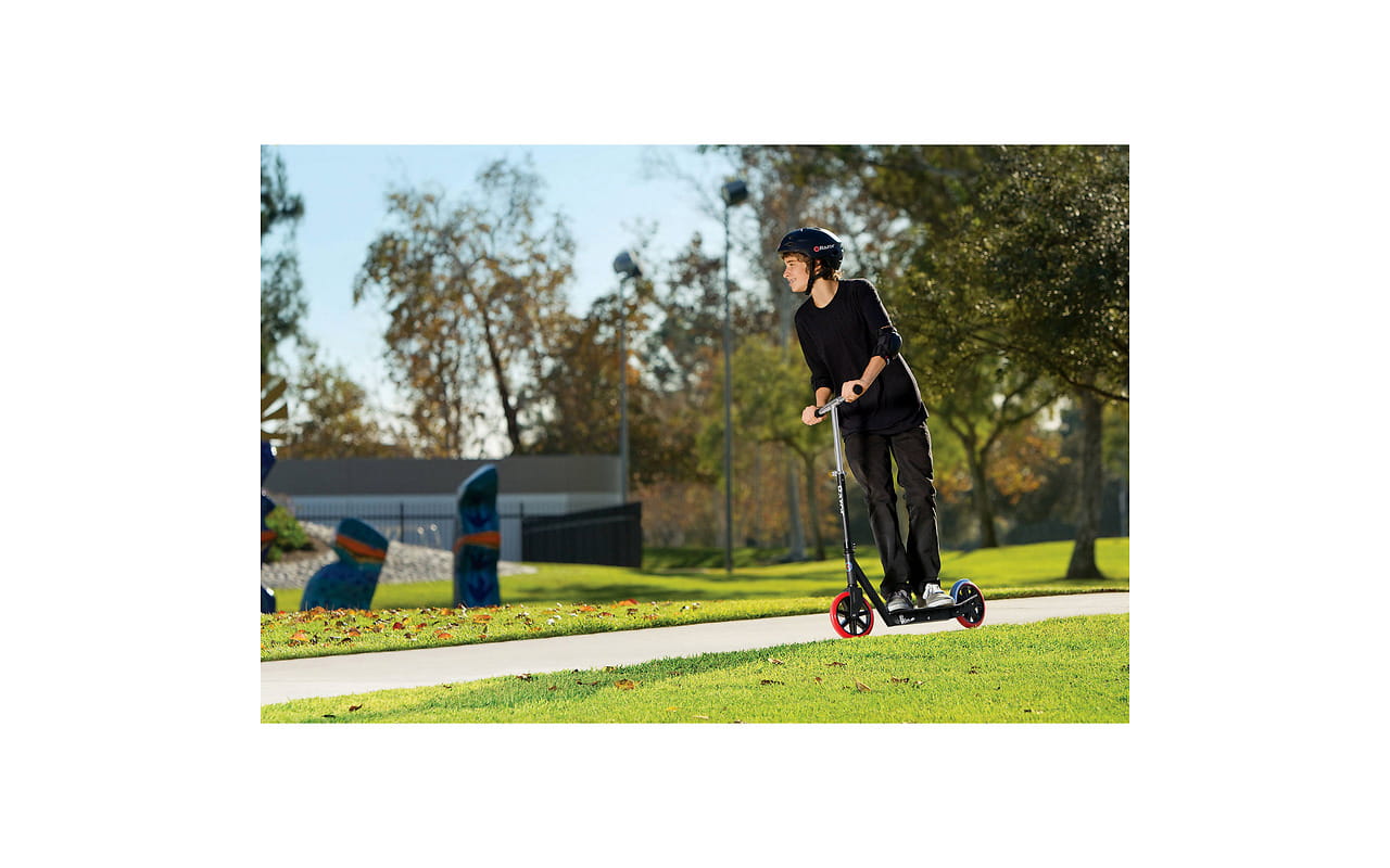 RAZOR Carbon Lux Scooter / 13073003 / Black