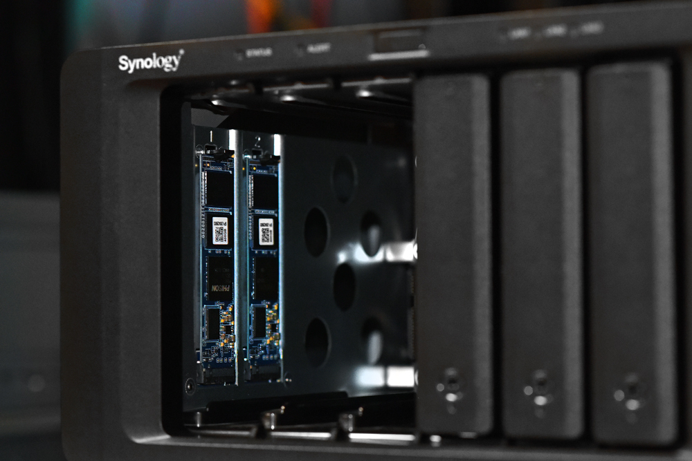 Synology DS1621xs+ / Xeon D-1527 / 8GB DDR4 ECC / 6x 3.5'' / 2x M.2 / 1x 10GbE + 2x 1GbE / 250W /