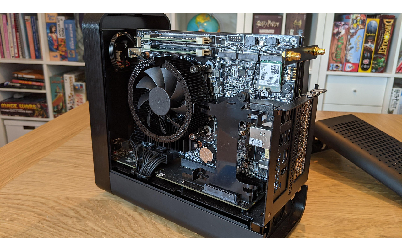 ZOTAC Magnus One / Core i7-10700 / 2xDDR4 / 2xM.2 / 1x2.5 / RTX 3070 LHR 8GB GDDR6 256bit / 500W / Barebone / ZBOX-ECM7307LH-BE
