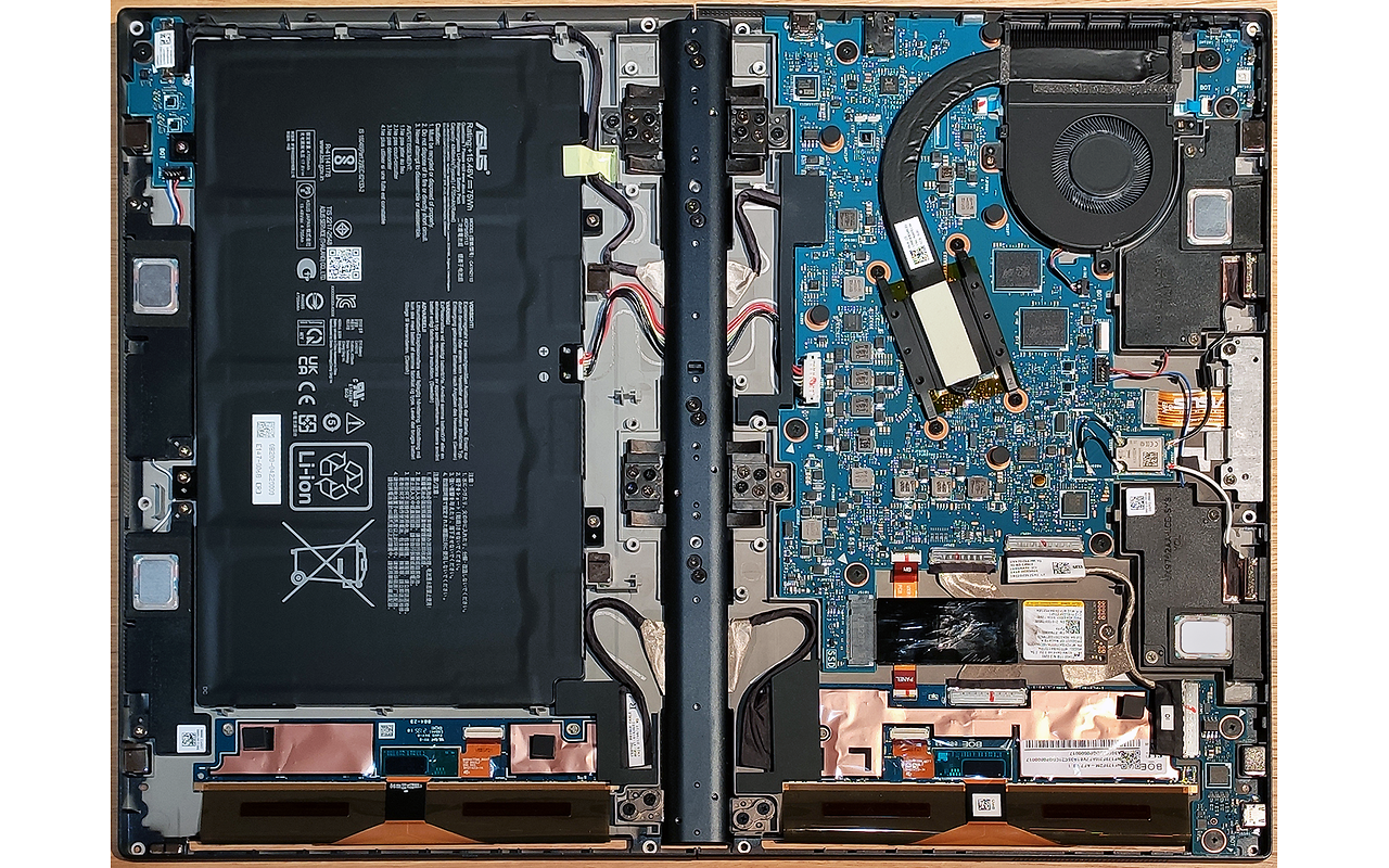 ASUS ZenBook 17 Fold UX9702 / 17.3 OLED WQXGA / Core i7-1250U / 16GB DDR5 / 1.0TB NVMe / Intel Iris Xe / Windows 11